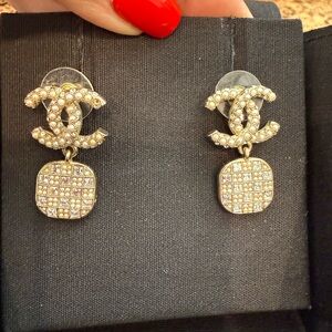 CHANEL Pearl and Gold Drop Earrings